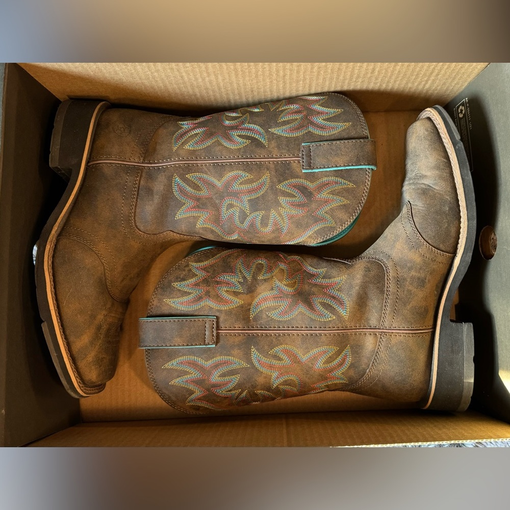 Like new Ariat Delilah square toe cowboy boots. Size 8